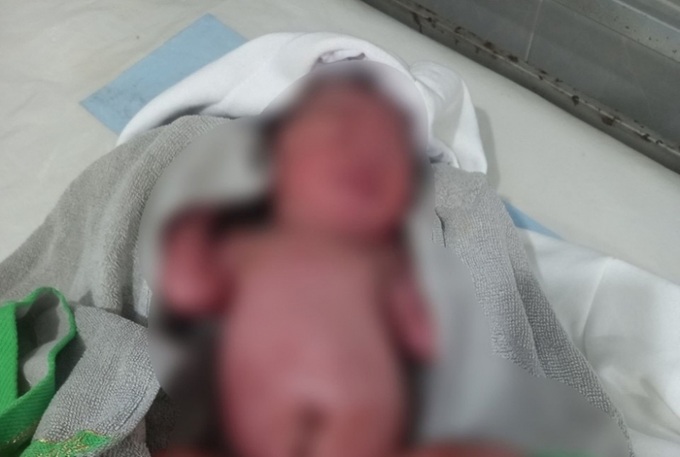 Bé trai sơ sinh bị bỏ rơi.
