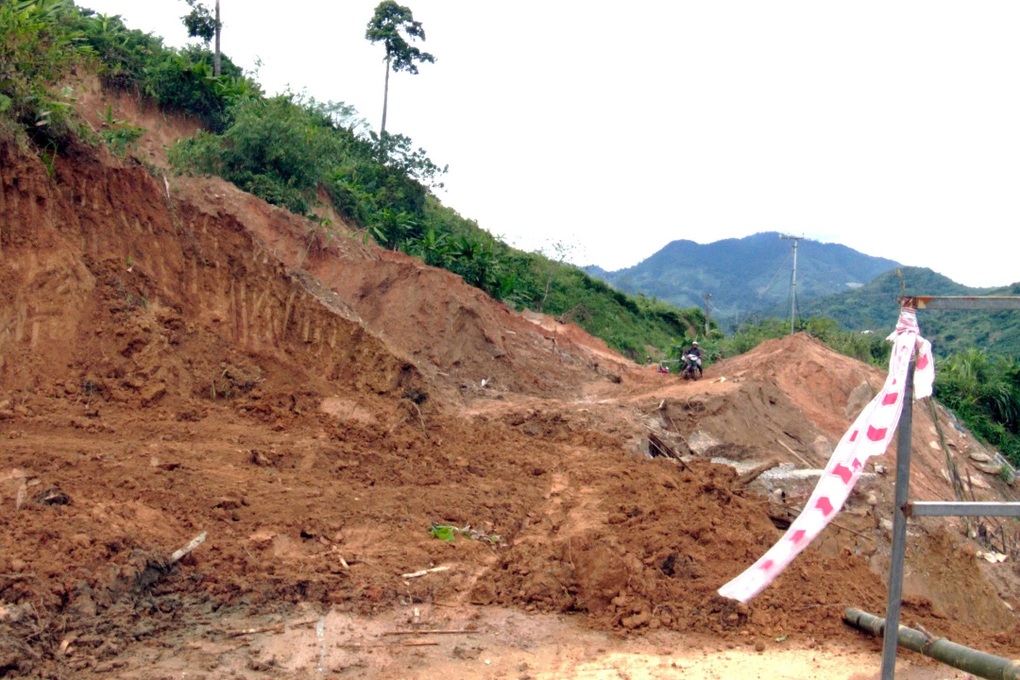 Sạt lở gây tắc đường, hơn 2.500 người dân bị chia cắt - 2