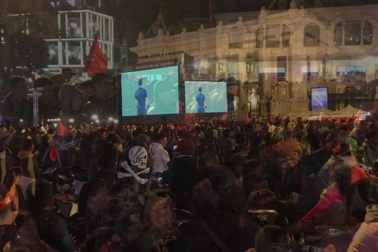 Cổ vũ cuồng nhiệt sau cú đá của Đức Chinh