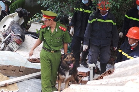 Huy động chó nghiệp vụ tìm 2 nạn nhân mất tích trong vụ nổ công ty phân bón