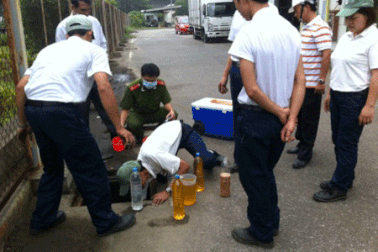 Bắt quả tang một công ty xả thải chưa qua xử lý ra môi trường