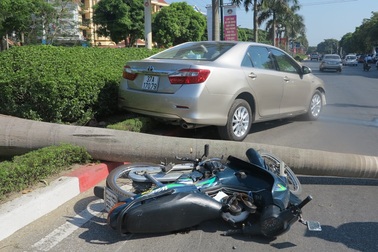 Xe Camry kéo lê xe máy,  “hạ gục” cây cau