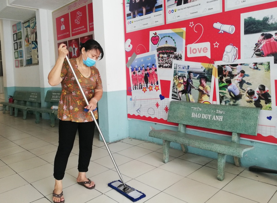TPHCM: Trường học “căng mình” chuẩn bị đón HS lớp 12 đi học ngày 9/3 - 5 TPHCM: Trường học “căng mình” chuẩn bị đón HS lớp 12 đi học ngày 9/3 - 5