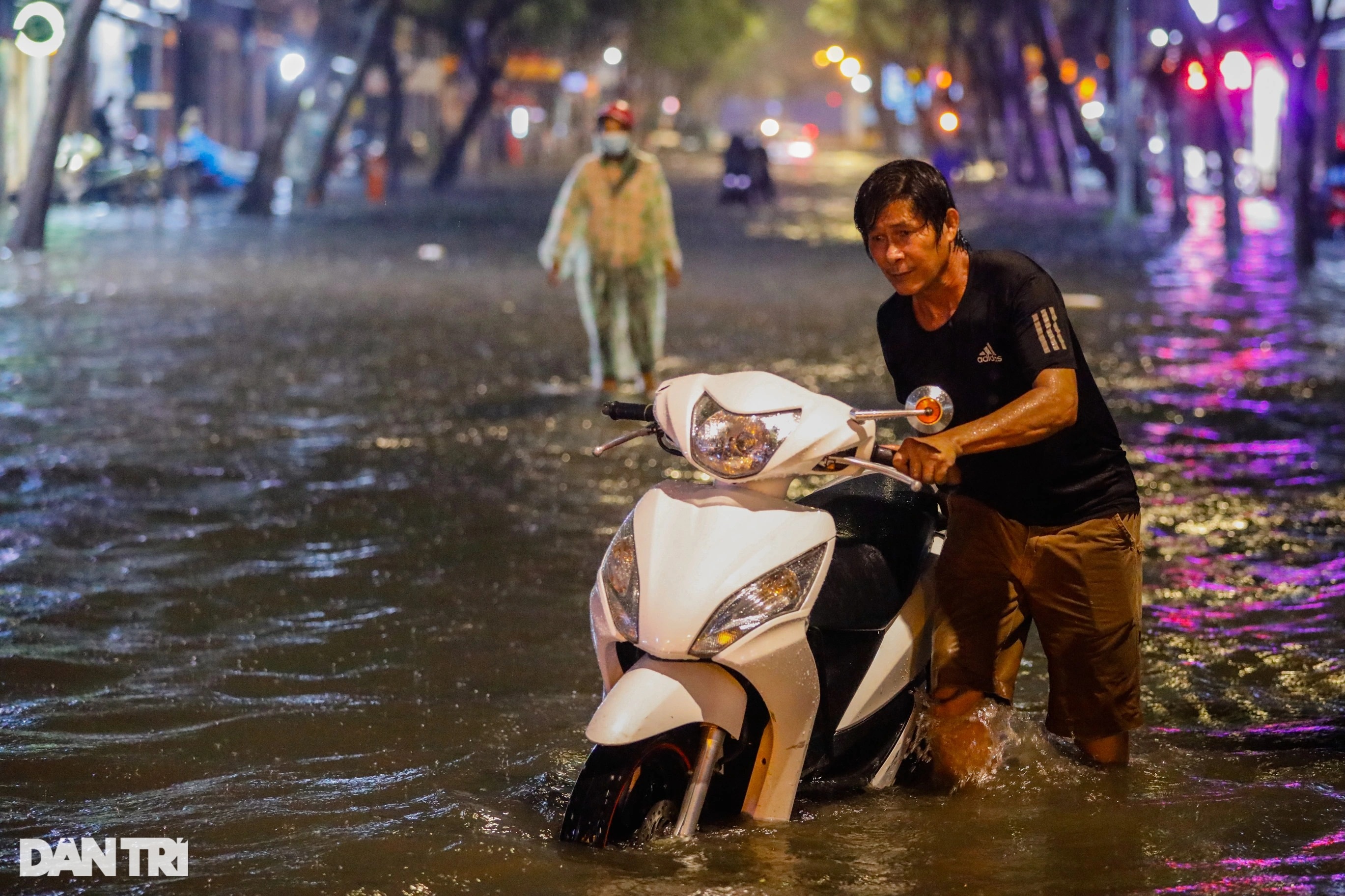 Trung tâm TPHCM ngập sâu do mưa lớn và triều cường, nhiều xe sang chết máy - 2 Trung tâm TPHCM ngập sâu do mưa lớn và triều cường, nhiều xe sang chết máy - 2