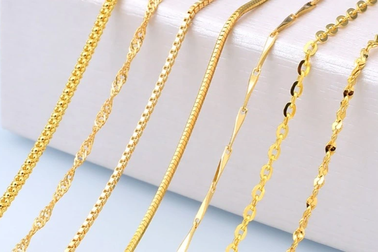 Vào cửa hàng vàng đeo thử dây chuyền, lắc tay rồi "chuồn"