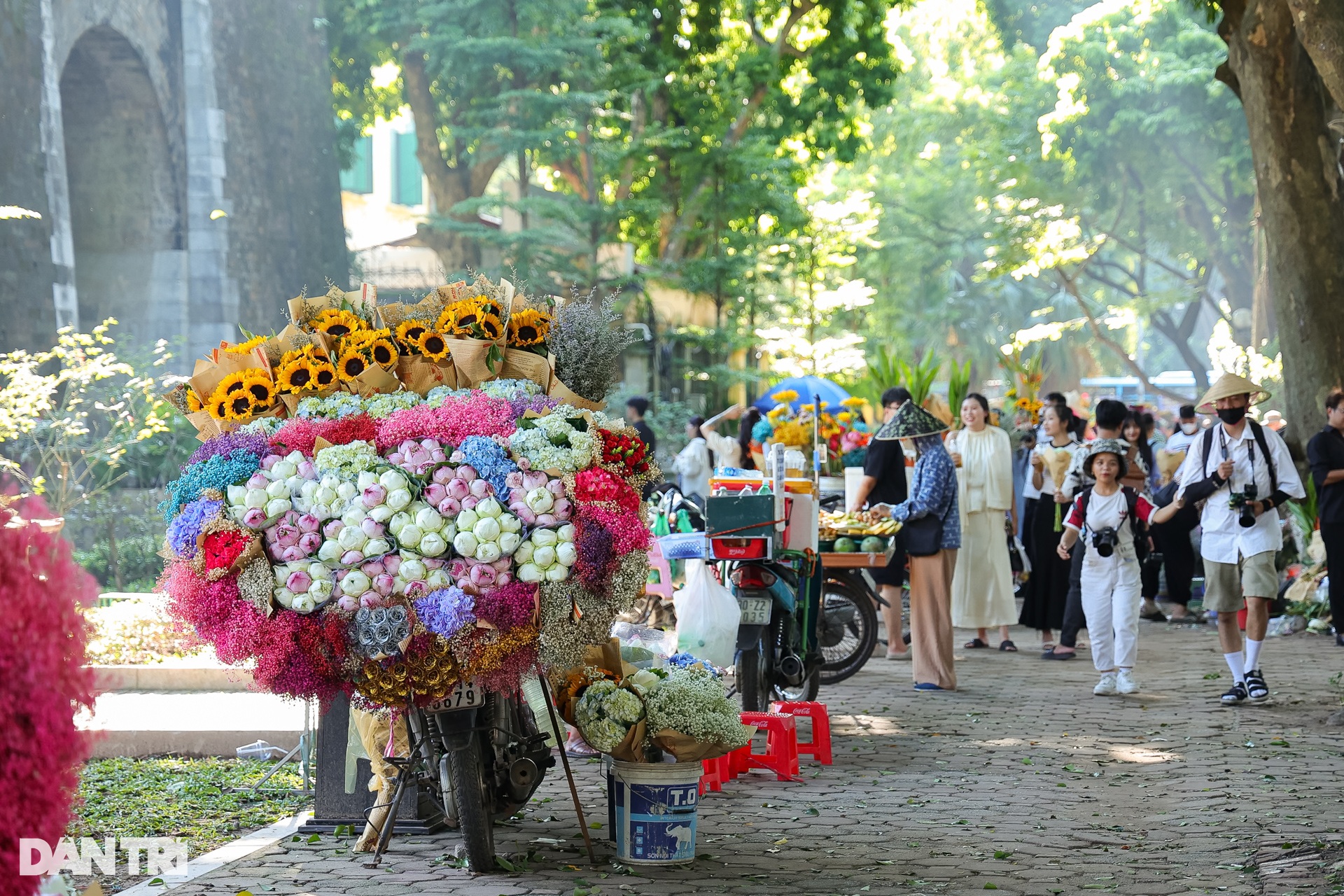 Cuồng sống ảo, giới trẻ tràn xuống lòng đường Phan Đình Phùng chụp ảnh - 2