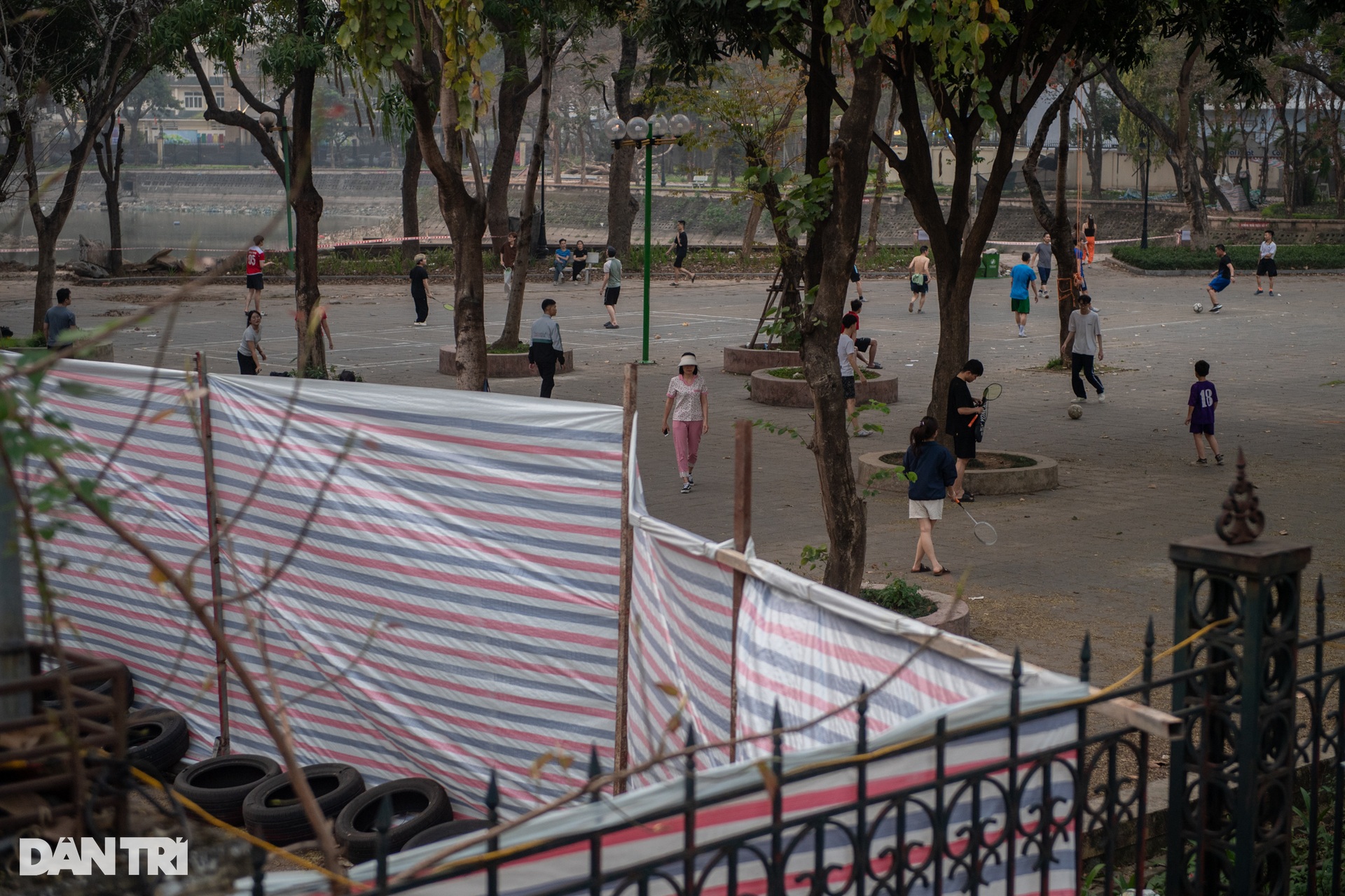 Người dân xé rào chắn, trèo tường vào công viên đang cải tạo ở Hà Nội - 2 Người dân xé rào chắn, trèo tường vào công viên đang cải tạo ở Hà Nội - 2
