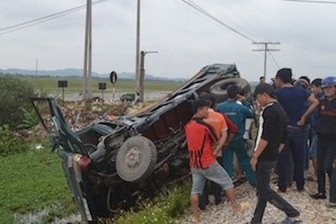 Tàu hỏa đâm xe ô tô tải, 1 người bị thương 