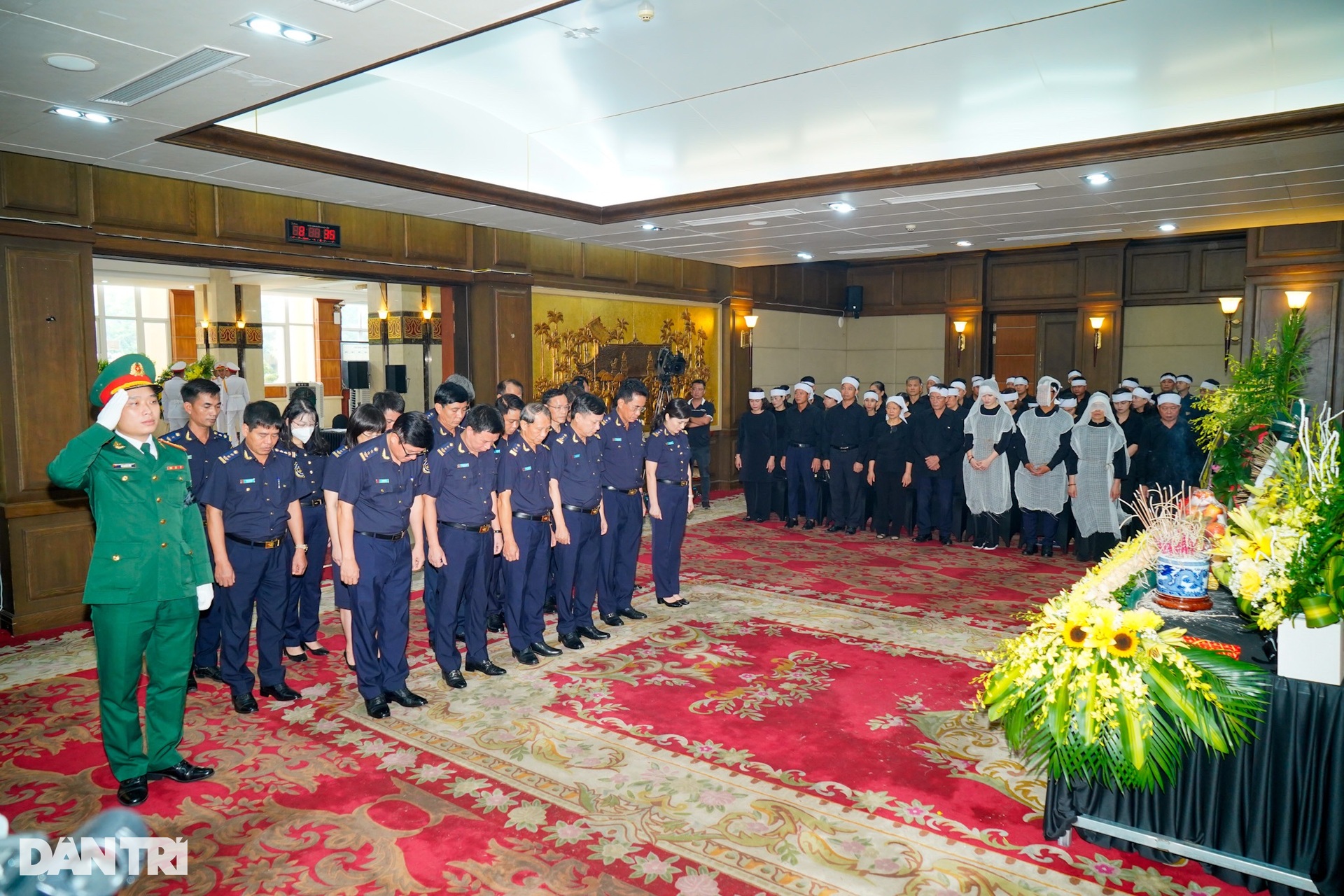 Nhiều đoàn người nối nhau chờ vào viếng Phó Thủ tướng Lê Văn Thành - 9 Nhiều đoàn người nối nhau chờ vào viếng Phó Thủ tướng Lê Văn Thành - 9