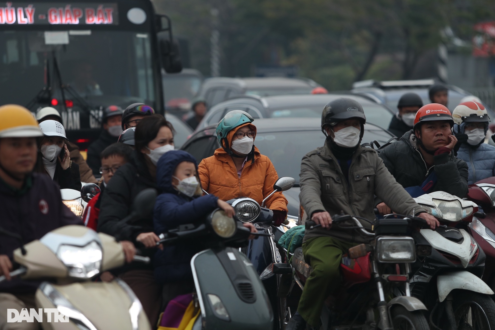 Người dân đổ về quê nghỉ Tết Dương lịch, cửa ngõ Hà Nội ùn tắc kéo dài - 4 Người dân đổ về quê nghỉ Tết Dương lịch, cửa ngõ Hà Nội ùn tắc kéo dài - 4
