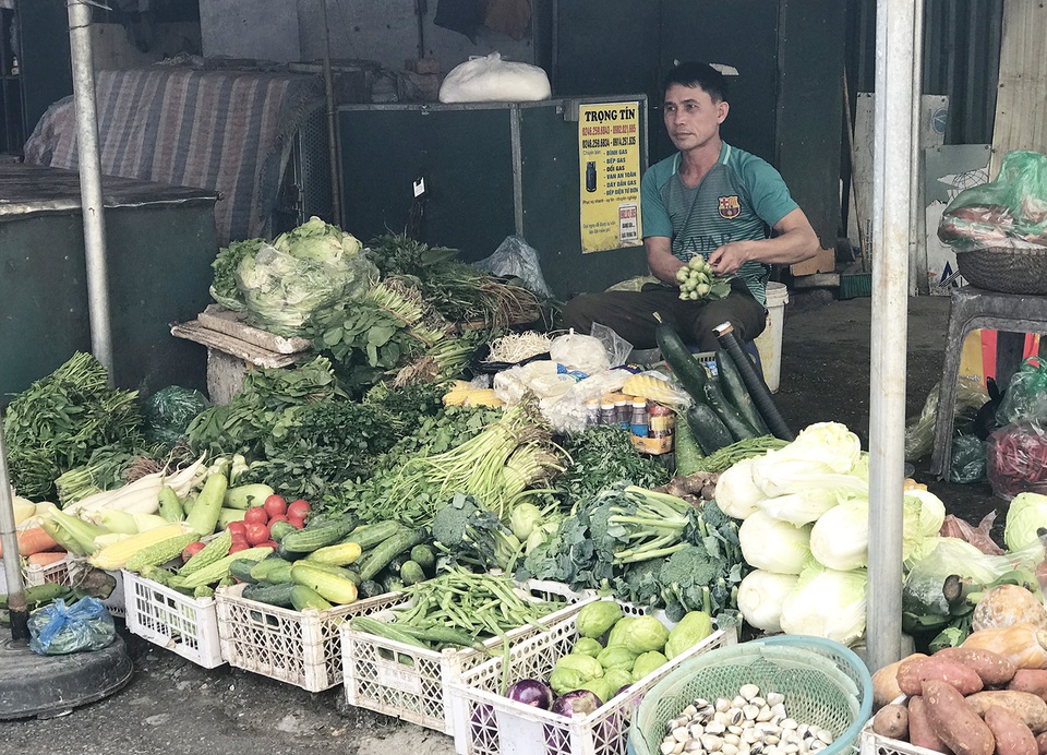 Giá rau xanh đắt đỏ, tiểu thương rón rén nhập hàng - 1 Giá rau xanh đắt đỏ, tiểu thương rón rén nhập hàng - 1