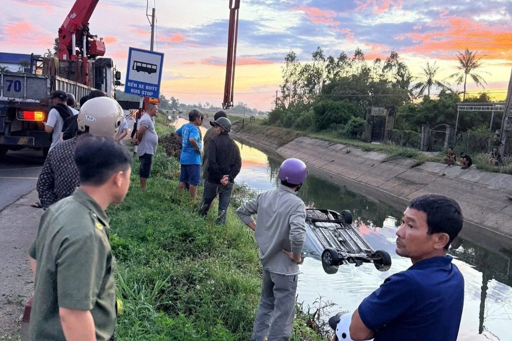 Nam thanh niên tử vong trong ô tô dưới mương nước - 2 Nam thanh niên tử vong trong ô tô dưới mương nước - 2