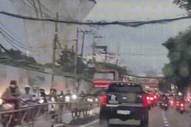 Ô tô bật đèn siêu sáng chói mắt người đi đường ở TPHCM