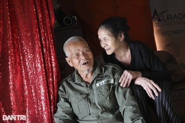 Tình nghèo mà vui của cặp vợ chồng 54 năm sống lênh đênh trên sông Hồng