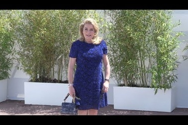 Catherine Deneuve vẫn trẻ trung ở tuổi U80