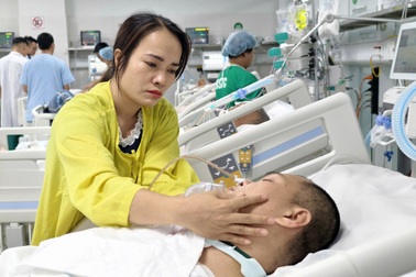 Người cha giao hàng hôn mê sau tai nạn, gia đình nghèo khó cầu cứu
