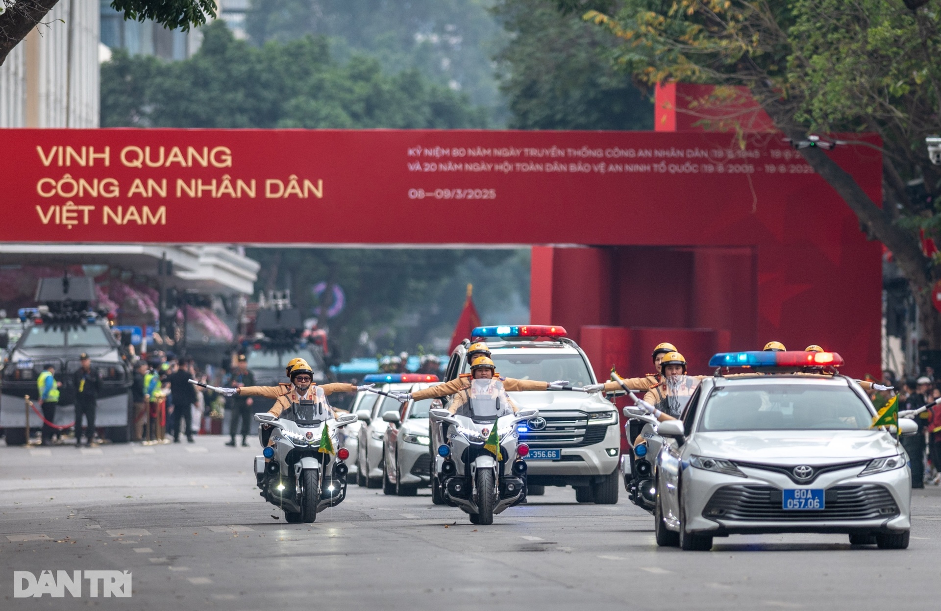 Kỵ binh trình diễn loạt tuyệt kỹ khiến khán giả tại hồ Gươm trầm trồ - 1 Kỵ binh trình diễn loạt tuyệt kỹ khiến khán giả tại hồ Gươm trầm trồ - 1