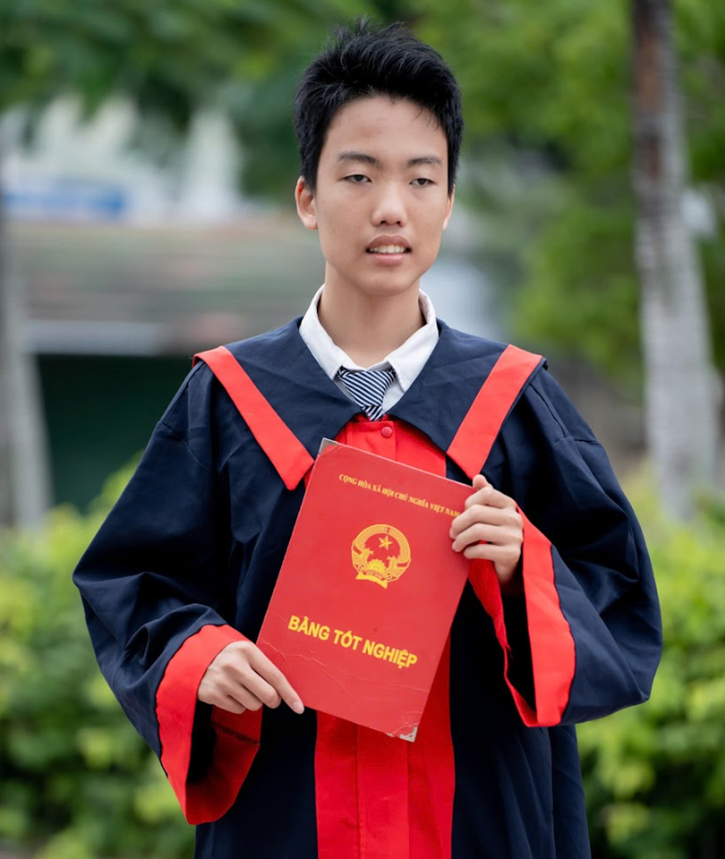 호치민시 공과대학교 수석 졸업생 4명이 완벽한 점수를 받는 방법을 공유합니다 - 2 4 thủ khoa ĐH Bách khoa TPHCM chia sẻ cách đạt điểm tuyệt đối - 2
