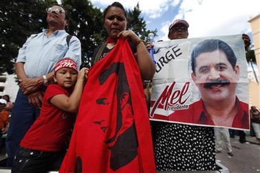 Quốc hội bỏ phiếu không phục chức cho Tổng thống bị lật đổ