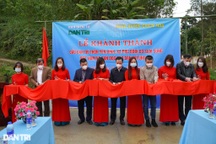 Khánh thành cầu Dân trí thứ 20, bà con hết cảnh phải "làm xiếc"  khi lũ về