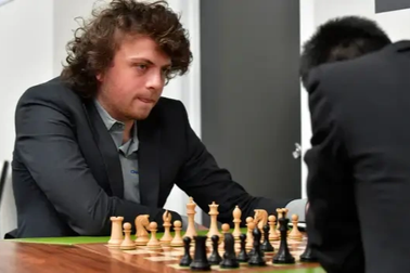 Kỳ thủ bị tố chơi gian lận bắt Magnus Carlsen đền 100 triệu USD