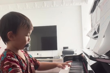 Cậu bé gây kinh ngạc vì vừa ngậm ti giả, vừa đánh đàn piano tài tình