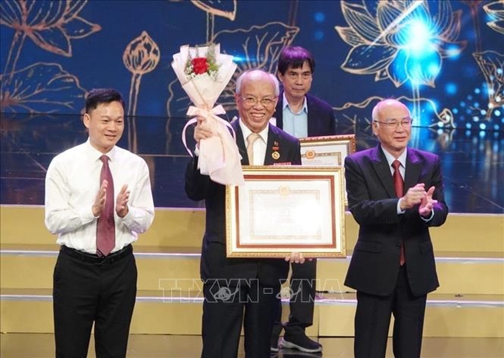 Trao giải thưởng sáng tác, quảng bá về học và làm theo tấm gương Bác Hồ - 1 Trao giải thưởng sáng tác, quảng bá về học và làm theo tấm gương Bác Hồ - 1