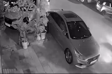 Tài xế xe bán tải tông 9 ô tô đỗ bên đường khi chạy trốn CSGT