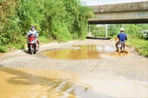 Người dân "đánh võng" trên con đường nát như tương