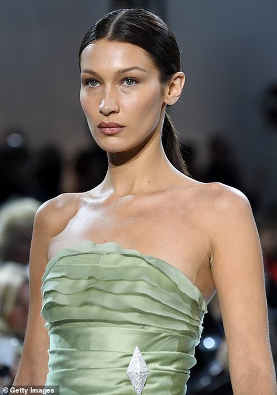 Bella Hadid táo bạo diện áo không nội y - 8 Bella Hadid táo bạo diện áo không nội y - 8