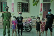 Đạp xe đi chơi, 3 bé gái lạc đường 20 km