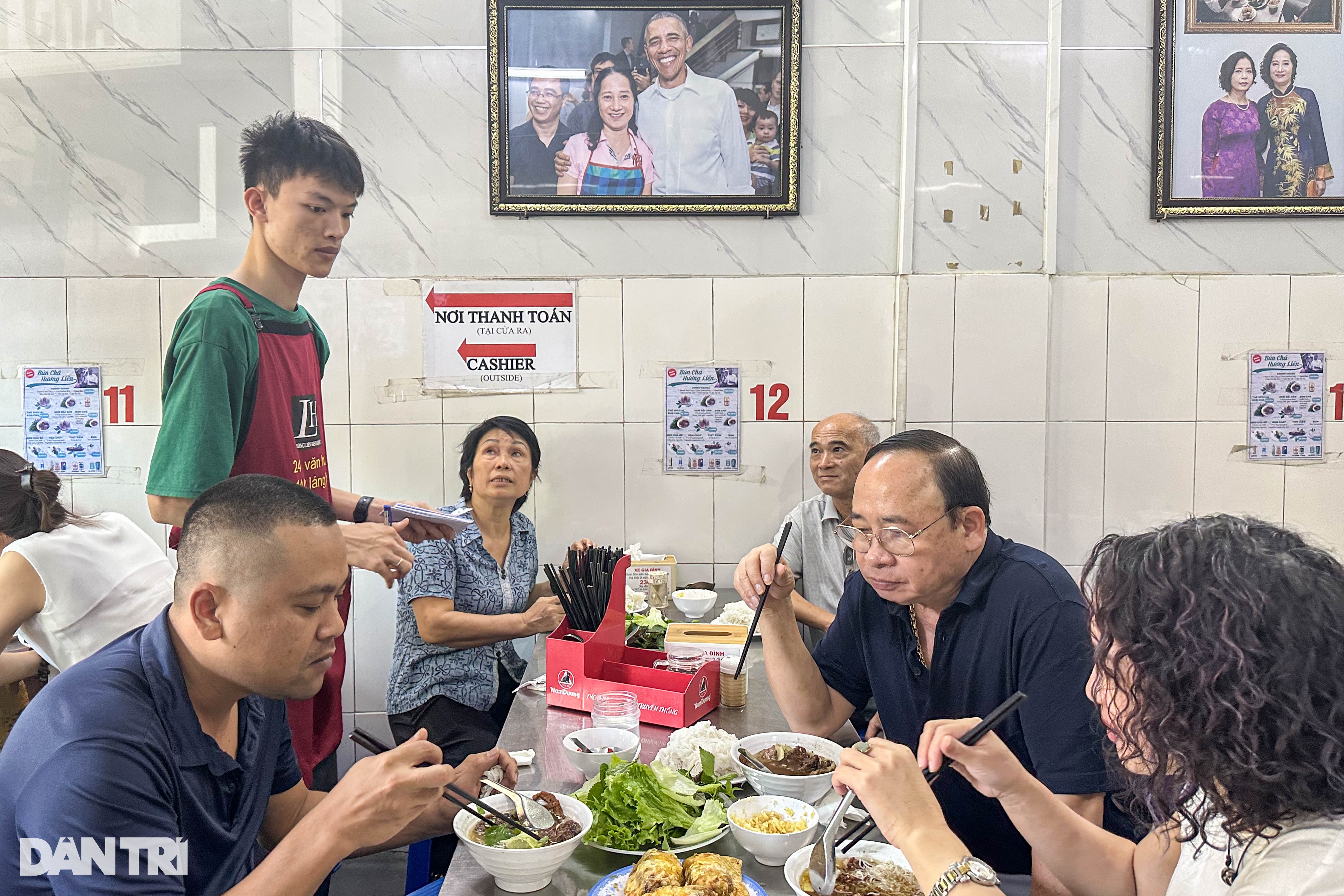 Chủ quán bún chả kể về sự thân thiện của Tổng thống Obama - 6 Chủ quán bún chả kể về sự thân thiện của Tổng thống Obama - 6