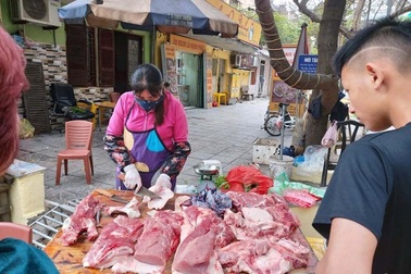 Lợn hơi “rơi” sát ngưỡng 70.000 đồng/kg, giá thịt bán lẻ vẫn đắt gấp đôi