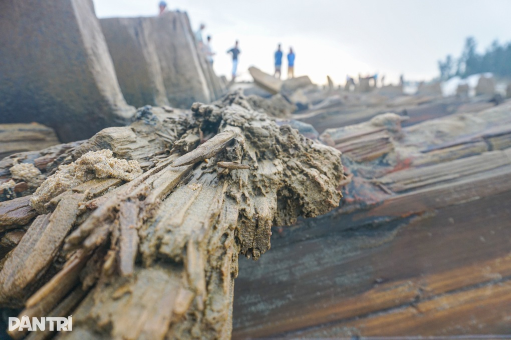 Đề xuất khai quật khẩn cấp tàu gỗ cổ phát lộ ở biển Hội An - 2 Đề xuất khai quật khẩn cấp tàu gỗ cổ phát lộ ở biển Hội An - 2