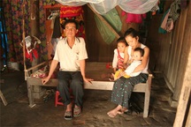 Lạ lùng một vụ chia tiền hỗ trợ người nghèo