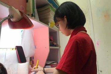 Học sinh "mờ mắt" vì học thêm trực tuyến 6 buổi/tuần