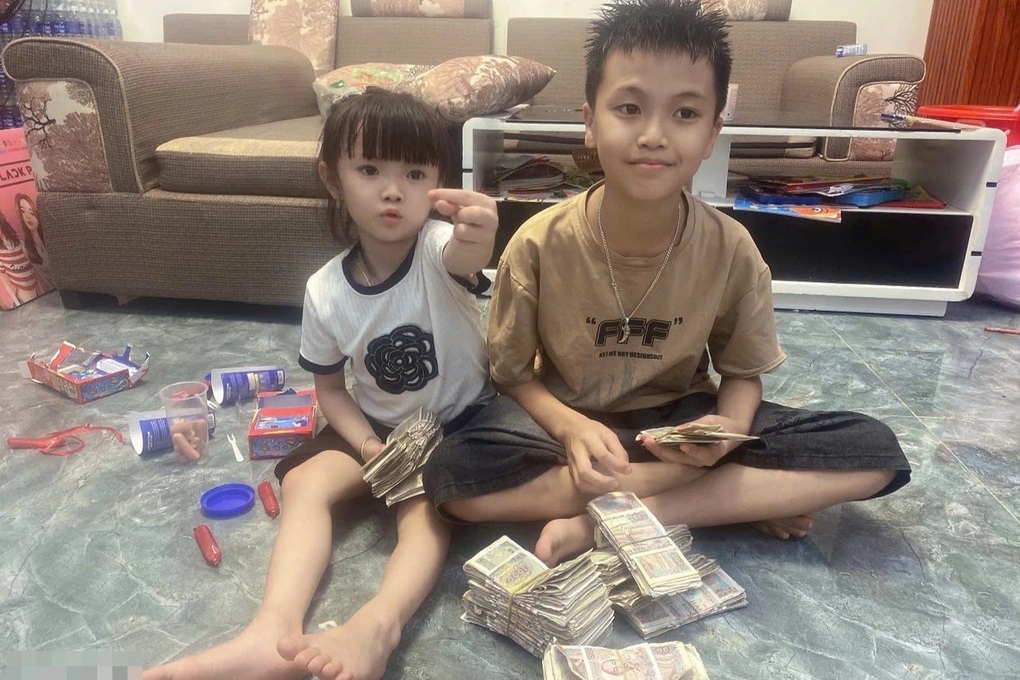 Cậu bé lớp 4 đập heo đất tiết kiệm 4 năm ủng hộ đồng bào miền Bắc - 1 Cậu bé lớp 4 đập heo đất tiết kiệm 4 năm ủng hộ đồng bào miền Bắc - 1