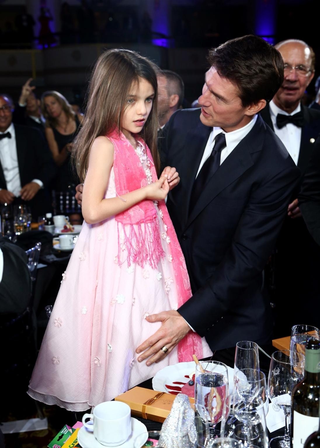 Suri Cruise tròn 18 tuổi: Truyền thông Mỹ nín thở chờ một bước ngoặt - 6