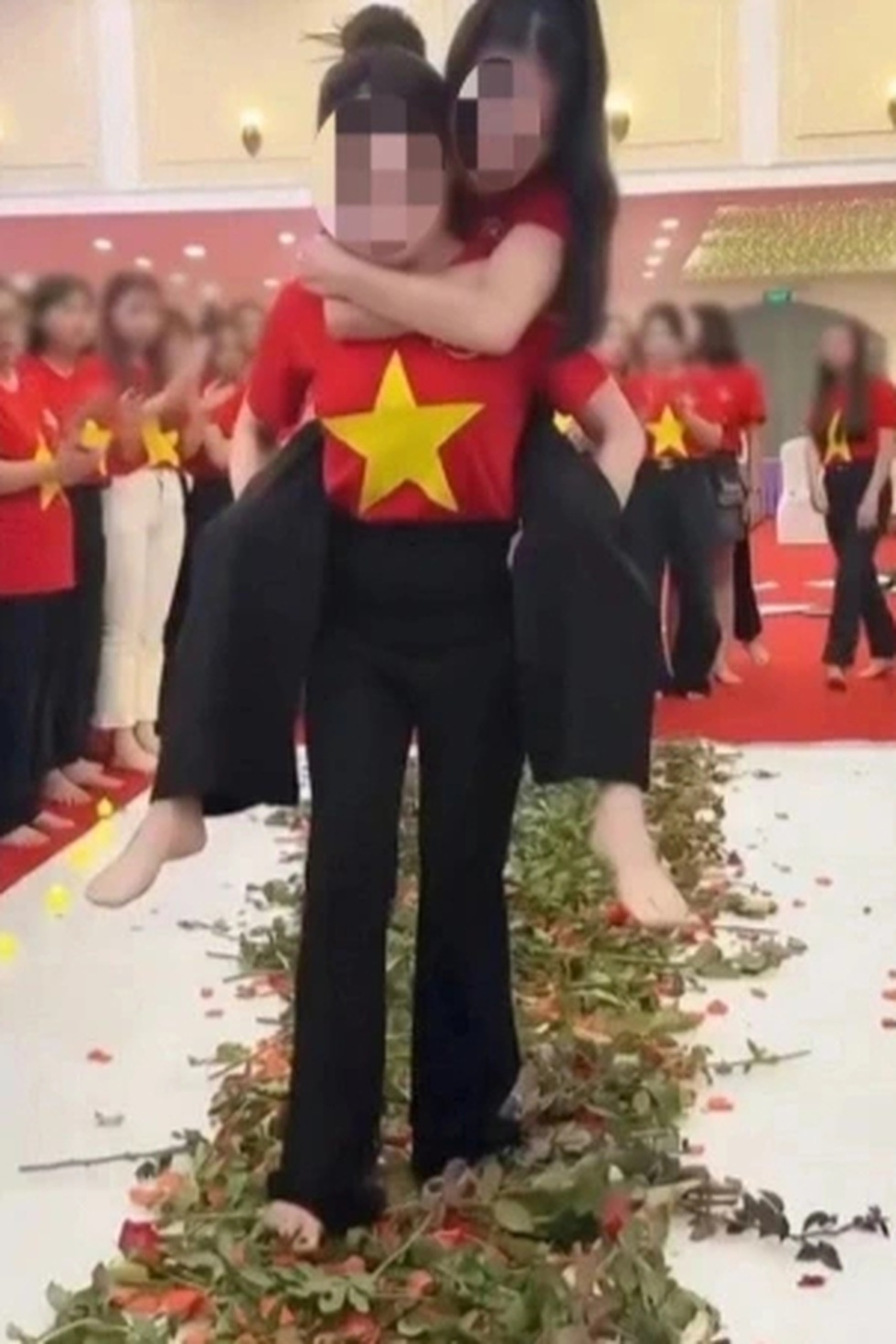 Team building bước trên hoa hồng gai gây tranh cãi: Hoạt động nhẹ nhàng? - 1 Team building bước trên hoa hồng gai gây tranh cãi: Hoạt động nhẹ nhàng? - 1