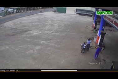 Video ghi cảnh nguyên phó chủ tịch huyện ném sầu riêng