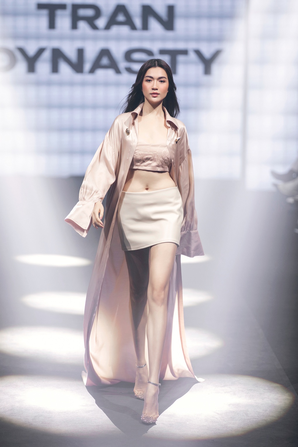 Hoa hậu Ngọc Châu khoe chân dài thẳng tắp, catwalk ấn tượng - 6 Hoa hậu Ngọc Châu khoe chân dài thẳng tắp, catwalk ấn tượng - 6