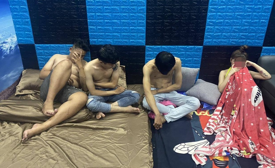 TPHCM: 20 nam nữ dương tính ma túy trong quán karaoke - 3 TPHCM: 20 nam nữ dương tính ma túy trong quán karaoke - 3