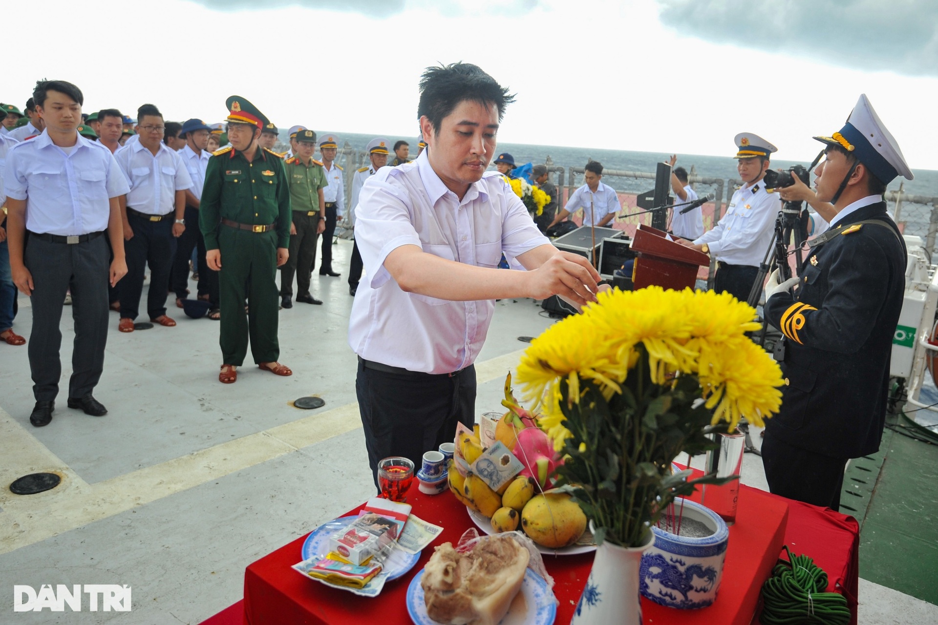 Mưa trắng trời phút tưởng niệm các anh hùng, liệt sĩ hi sinh tại Trường Sa - 6