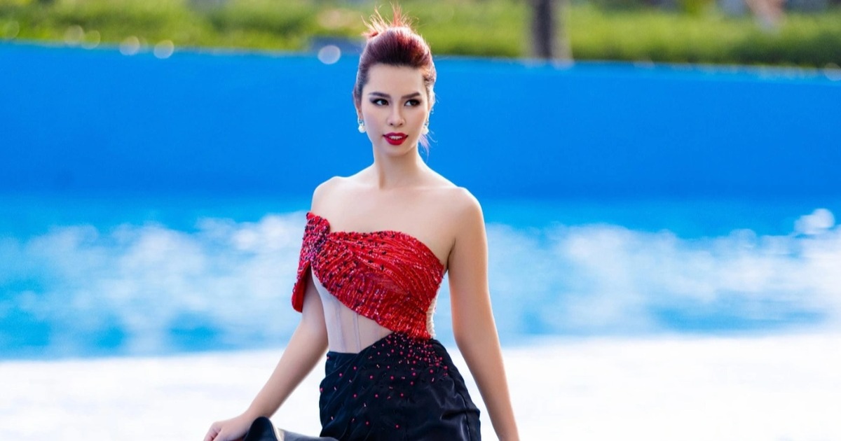 Siêu mẫu Hà Anh gợi cảm catwalk trong show thời trang