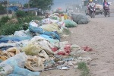 Rác cản trở giao thông quốc lộ 1A