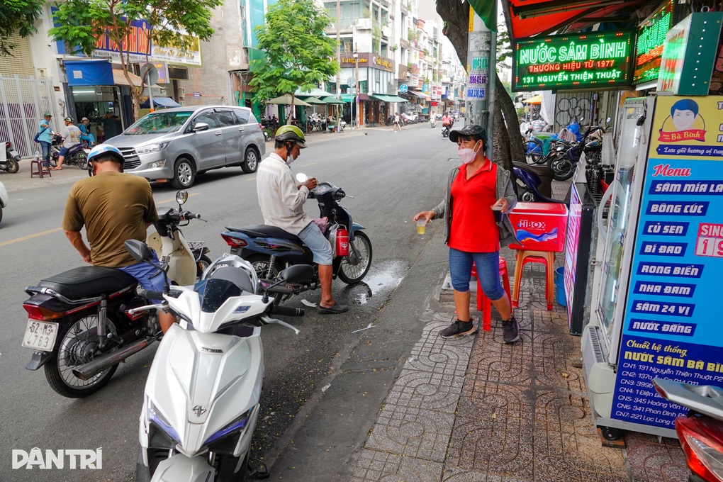 Kiếm bạc triệu mỗi ngày nhờ nắng nóng thiêu đốt ở TPHCM - 4 Kiếm bạc triệu mỗi ngày nhờ nắng nóng thiêu đốt ở TPHCM - 4