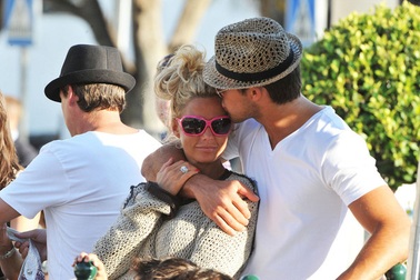 Siêu mẫu ngực bự hạnh phúc bên bồ trẻ