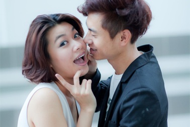 Dương Cầm - Cẩm Tú tạo dáng “xì tin”