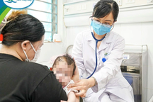 Từ ho húng hắng, bé 3 tháng tuổi mắc  căn bệnh "lâu đời nhất" lây từ bố