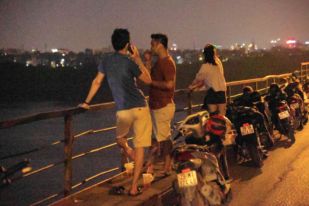 Bất chấp khuyến cáo dịch: Giới trẻ vẫn tụ tập đông nghịt trên cầu Long Biên - 2 Bất chấp khuyến cáo dịch: Giới trẻ vẫn tụ tập đông nghịt trên cầu Long Biên - 2
